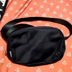 Lululemon belt bag no tag but brand new